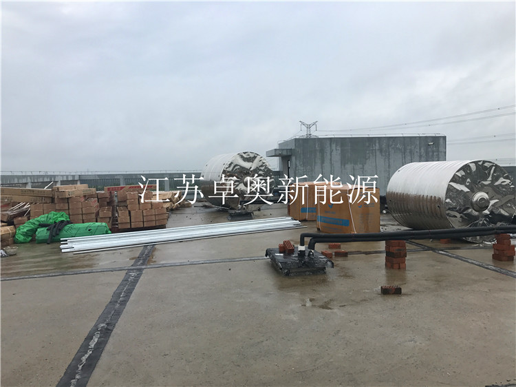 恭喜我公司承接丹陽宏福物流園15噸太陽能加空氣能熱水工程，已順利進(jìn)場開始安裝。